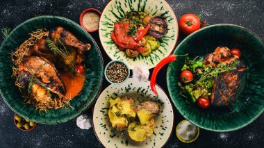 Et ve taze sebze ve ahşap bir masa üzerinde balık yemekleri kümesi. Üstten Görünüm. Metniniz için boş alan.