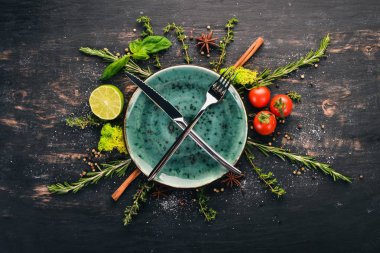 Kahvaltı Öğle yemeği akşam yemeği. Tablo yemekleri ve sebze ile servis. Üstten Görünüm. Metniniz için boş alan.