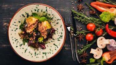 Patlıcan Dana eti, mozzarella ve domates ile doldurulmuş. Üstten Görünüm. Siyah ahşap arka plan üzerinde. Kopya alanı.