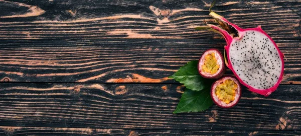 Drachenfrucht Und Passionsfrucht Tropische Früchte Auf Einem Hölzernen Hintergrund Ansicht — Stockfoto