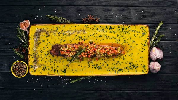 Rundvlees Filet Met Salsa Warme Hapjes Bovenaanzicht Een Zwarte Houten — Stockfoto