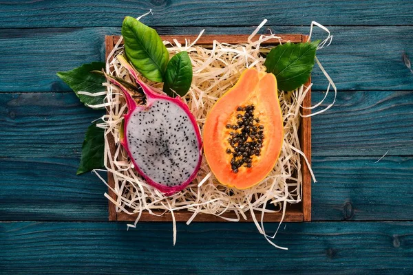 Papaja Dragon Fruit Vers Tropisch Fruit Een Houten Achtergrond Bovenaanzicht — Stockfoto