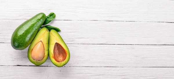 Avocado Een Houten Achtergrond Bovenaanzicht Vrije Ruimte Voor Tekst — Stockfoto