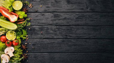 Pişirme arka plan. Baharatlar ve taze sebze kümesi. Üstten Görünüm. Metniniz için boş alan. Ahşap bir arka plan üzerinde.