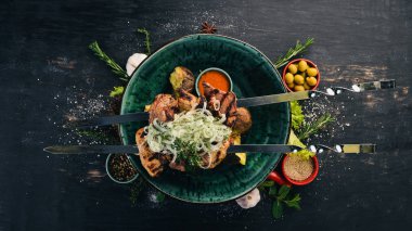 Dana eti kebap, patates ve soğan soslu domuz eti. Et. Üstten Görünüm. Siyah ahşap arka plan üzerinde. Kopya alanı.