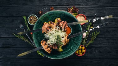 Dana eti kebap, patates ve soğan soslu domuz eti. Et. Üstten Görünüm. Siyah ahşap arka plan üzerinde. Kopya alanı.