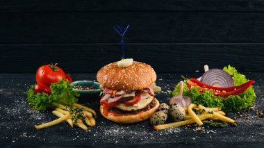 Sığır eti burger bıldırcın yumurtası ve sebze. Üstten Görünüm. Metniniz için boş alan. Ahşap bir arka plan üzerinde.