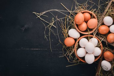 Çiğ tavuk yumurtası kümesi. Ahşap bir arka plan üzerinde. Üstten Görünüm. Kopya alanı.