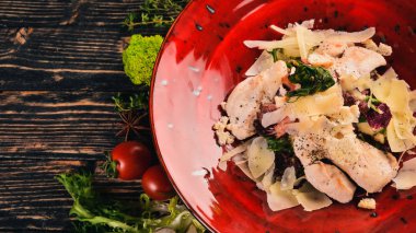 Sezar salatası tavuk fileto. Soğuk aperatifler. Siyah ahşap arka plan üzerinde. Kopya alanı.