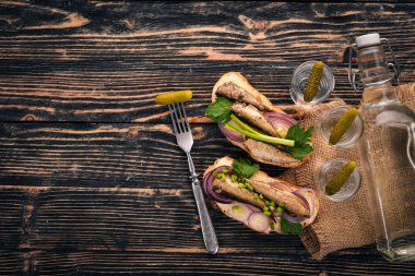 Votka ve sandviç hamsi ve havyar, soğan ve maydanoz, ahşap arka plan üzerinde bir dizi. Üstten Görünüm. Kopya alanı.