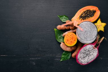 Papaya, Dragon meyve, kaktüs meyve. Taze tropikal meyve. Ahşap bir arka plan üzerinde. Üstten Görünüm. Kopya alanı.