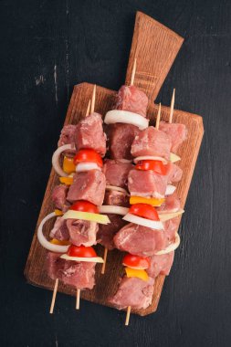 Ham kebap et sebze ahşap bir zemin üzerine gelen. Üstten Görünüm. Metin için boş alan.