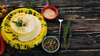 Puding ile parmesan peyniri ve sebze. Üstten Görünüm. Metniniz için boş alan. Ahşap bir arka plan üzerinde.