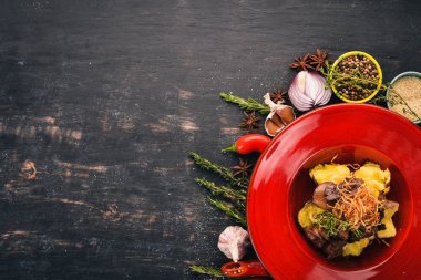 Tavuk kalp, karaciğer ve mide patates bir bakımevinde ızgara. Et. Sıcak meze. Siyah ahşap arka plan üzerinde. Kopya alanı.