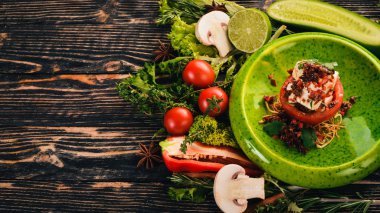 Domates kurutulmuş domates ve peynir ile. Soğuk aperatifler. Siyah ahşap arka plan üzerinde. Kopya alanı.