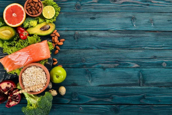 Gezonde Voeding Vis Zalm Avocado Broccoli Verse Groenten Noten Vruchten — Stockfoto