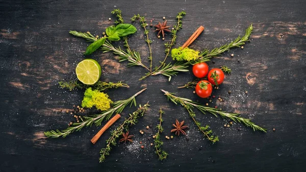 Pişirme arka plan. Baharatlar ve taze sebze kümesi. Üstten Görünüm. Metniniz için boş alan. Ahşap bir arka plan üzerinde.