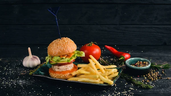 Mini Burger Filet Kurczaka Widok Góry Czarnym Tle Drewnianych Miejsce — Zdjęcie stockowe