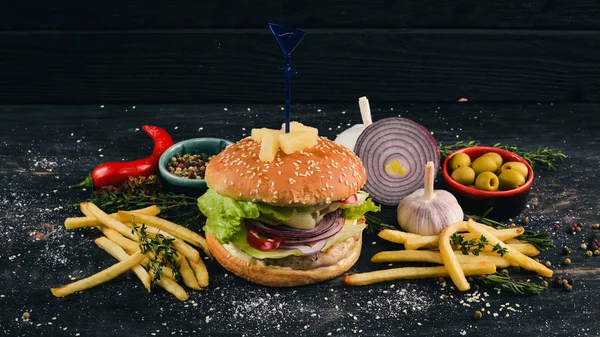 汉堡配菠萝 牛肉和生菜 美国传统食品 在黑色的木质背景 复制空间 — 图库照片