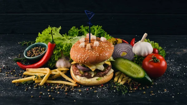Burger Smalec Cielęciny Ser Sałata Tradycyjna Kuchnia Amerykańska Czarnym Tle — Zdjęcie stockowe