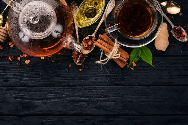 Schwarzer Und Grüner Tee Mit Zitrone Honig Zimt Und Ingwer — Stockfoto
