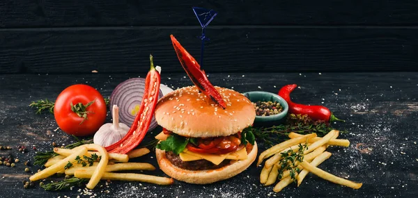 Hamburguesa Con Chile Tocino Lechuga Comida Tradicional Americana Sobre Fondo — Foto de Stock