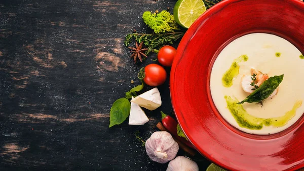 Cheese Soup with Shrimp. Brie cheese Top view. On a black wooden background. Copy space. — Stock Image Cheese Soup Shrimp Brie Cheese Top View Black Wooden Background Stock Image