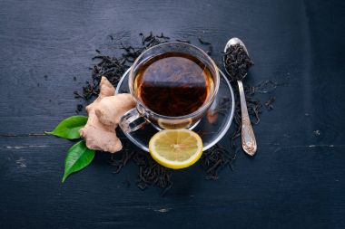 Zencefil ve limon ile çay. Ahşap arka plan üzerinde sıcak bir içecek. Üstten Görünüm. Kopya alanı.