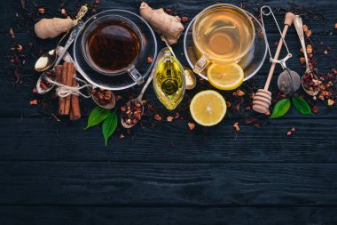 Limon, bal, tarçın ve zencefil ile siyah ve yeşil çay. Sıcak bir içecek üstten görünüm. Kopya alanı.