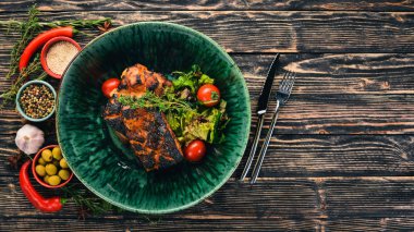 Domuz kaburga hosper içinde pişmiş. Et. Üstten Görünüm. Siyah ahşap arka plan üzerinde. Kopya alanı.