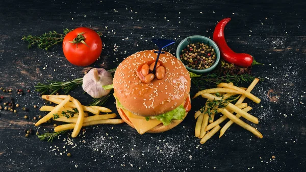 番茄和生菜中有豆子的汉堡 美国传统食品 在黑色的木质背景 复制空间 — 图库照片