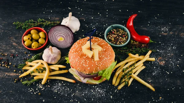 Hambúrguer Com Abacaxi Carne Alface Comida Tradicional Americana Fundo Madeira — Fotografia de Stock