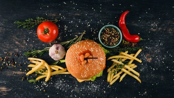 Burger Fasolą Pomidorów Sałaty Tradycyjna Kuchnia Amerykańska Czarnym Tle Drewnianych — Zdjęcie stockowe