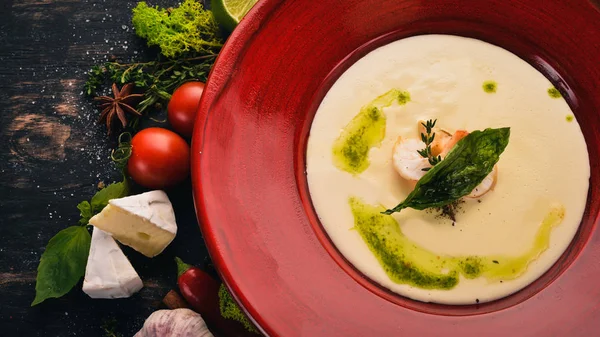 Cheese Soup with Shrimp. Brie cheese Top view. On a black wooden background. Copy space. — Stock Image Cheese Soup Shrimp Brie Cheese Top View Black Wooden Background Royalty Free Stock Photos