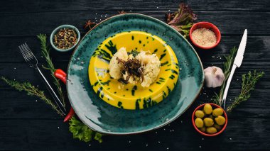 Mantarlı risotto. Garnitür. Üstten Görünüm. Siyah ahşap arka plan üzerinde. Kopya alanı.