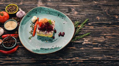 Rus geleneksel yemekleri. Shub ringa balığı salatası. Üstten Görünüm. Siyah ahşap arka plan üzerinde. Kopya alanı.