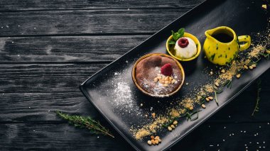 Fondan çikolata dondurma. Tatlı. Siyah ahşap arka plan üzerinde. Kopya alanı.