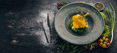 Brokoli ve ıspanak ile fırında tavşan. Üstten Görünüm. Siyah ahşap arka plan üzerinde. Kopya alanı.