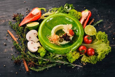 Kurutulmuş domates ve tığ işi bir yama ile peynir lor hamur. Soğuk aperatifler. Siyah ahşap arka plan üzerinde. Kopya alanı.