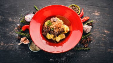 Tavuk kalp, karaciğer ve mide patates bir bakımevinde ızgara. Et. Sıcak meze. Siyah ahşap arka plan üzerinde. Kopya alanı.