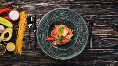 Parmesan peyniri ve domates ile makarna hamur. İtalyan mutfağı. Üstten Görünüm. Siyah ahşap arka plan üzerinde. Kopya alanı.