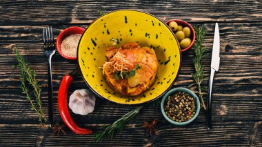 Domates soslu fırında patates. Garnitür. Üstten Görünüm. Siyah ahşap arka plan üzerinde. Kopya alanı.