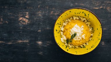 Banosh peynir ile. Üstten Görünüm. Siyah ahşap arka plan üzerinde. Kopya alanı.