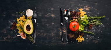 Yapıştırma ahşap bir masa üzerinde hazırlanması için hazırlık. Üstten Görünüm. Metniniz için boş alan.