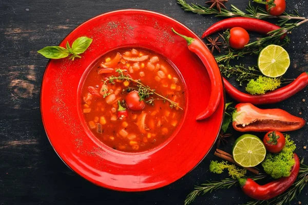 Tomatsoppa Med Majs Kyckling Och Chilipeppar Ovanifrån Svart Trä Bakgrund — Stockfoto