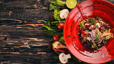 Dana çam fıstığı ve sebze salatası. Üstten Görünüm. Metniniz için boş alan. Ahşap bir arka plan üzerinde.