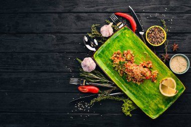 Somon salsa ile. Sıcak meze. Üstten Görünüm. Siyah ahşap arka plan üzerinde. Kopya alanı.