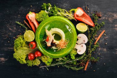 Kurutulmuş domates ve tığ işi bir yama ile peynir lor hamur. Soğuk aperatifler. Siyah ahşap arka plan üzerinde. Kopya alanı.