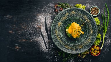 Brokoli ve ıspanak ile fırında tavşan. Üstten Görünüm. Siyah ahşap arka plan üzerinde. Kopya alanı.