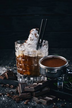 Alkollü kokteyl Beyaz Rus. Siyah bir ahşap zemin üzerine kahve likör.